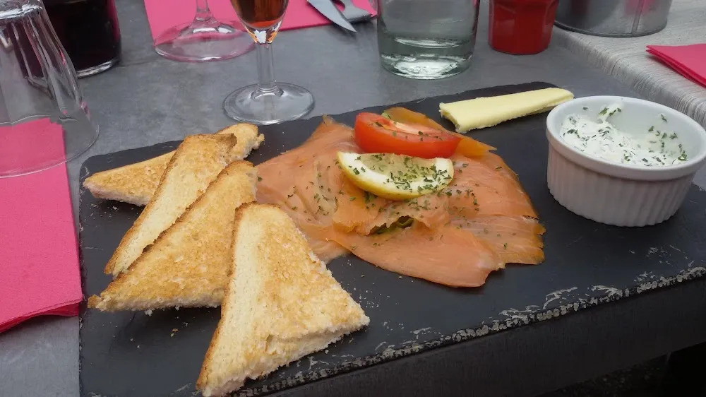 Saumon Fumé Maison Et Sa Crème À la Ciboulette